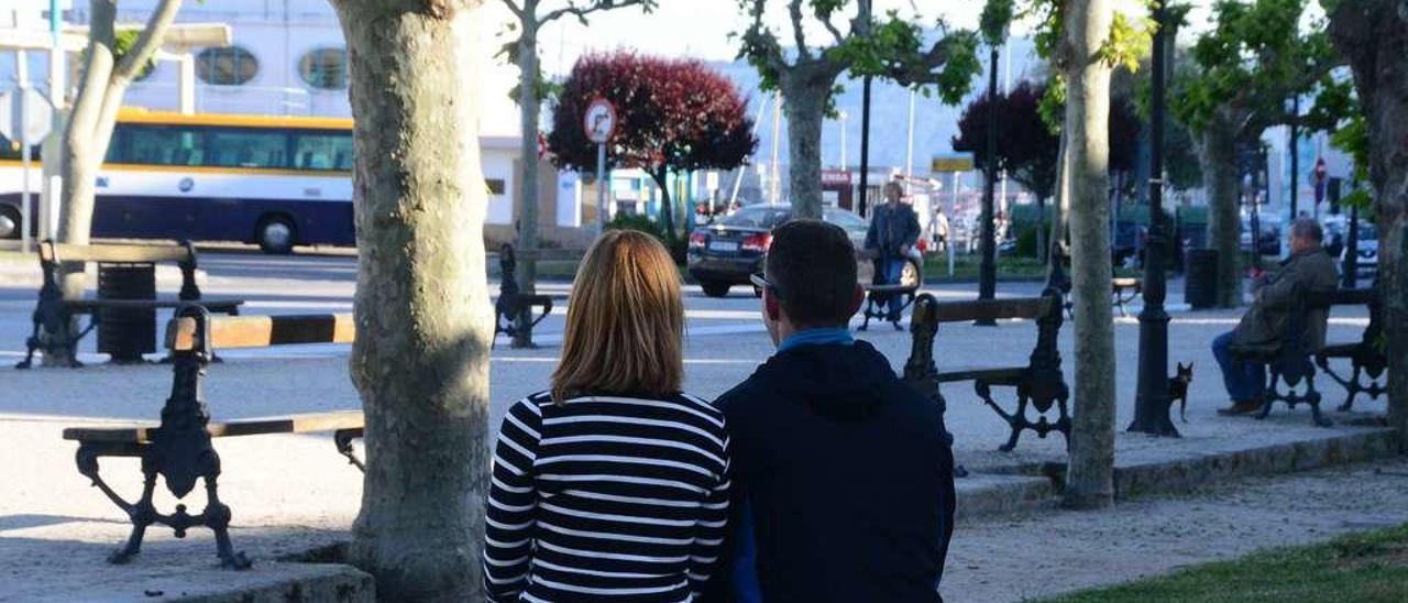 Jairo R. E. con su mujer (prefieren ocultar su rostro), ayer en la alameda de Cangas. // Gonzalo Núñez