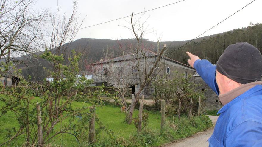 Antonio Arias señala el cordal donde se instalará el parque Folgueiras, en Vegadeo y Taramundi. | Tania Cascudo