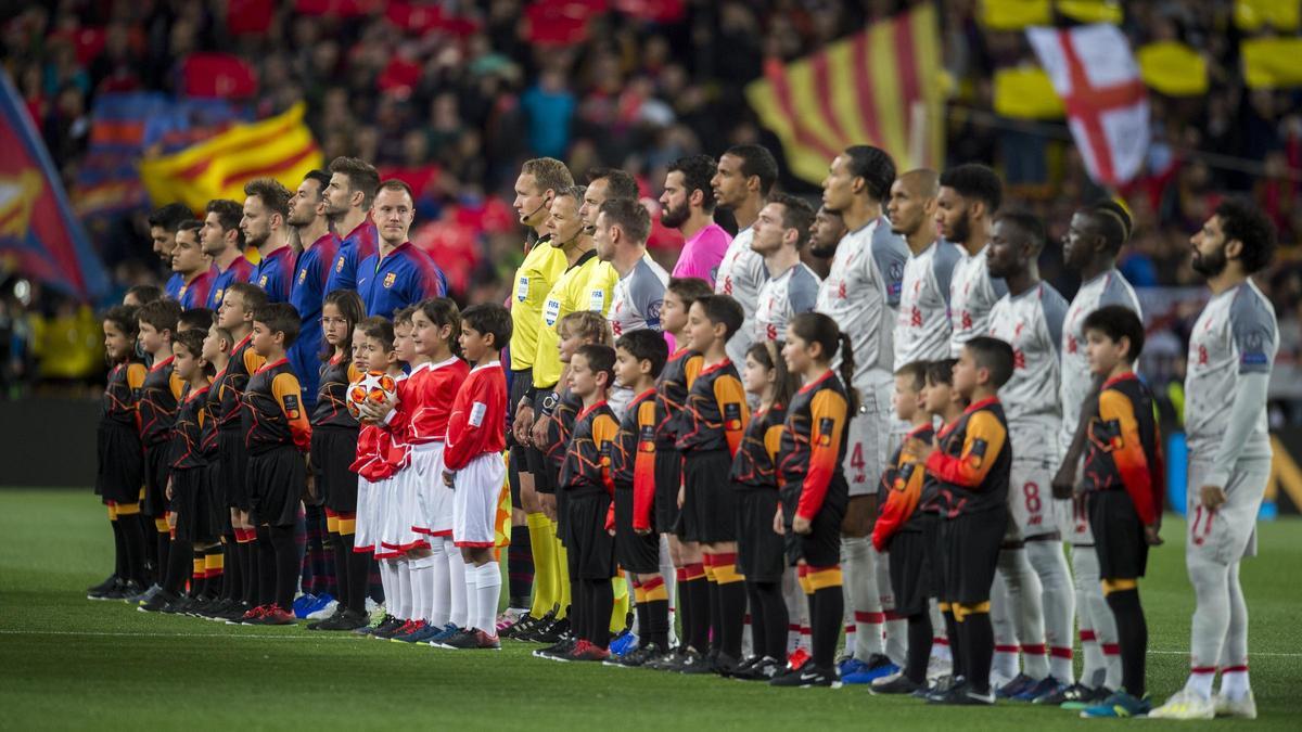 Los jugadores de Barça y Liverpool antes de iniciar el 1 de mayo de 2019 la ida de las semifinales de la Champions en el Camp Nou.