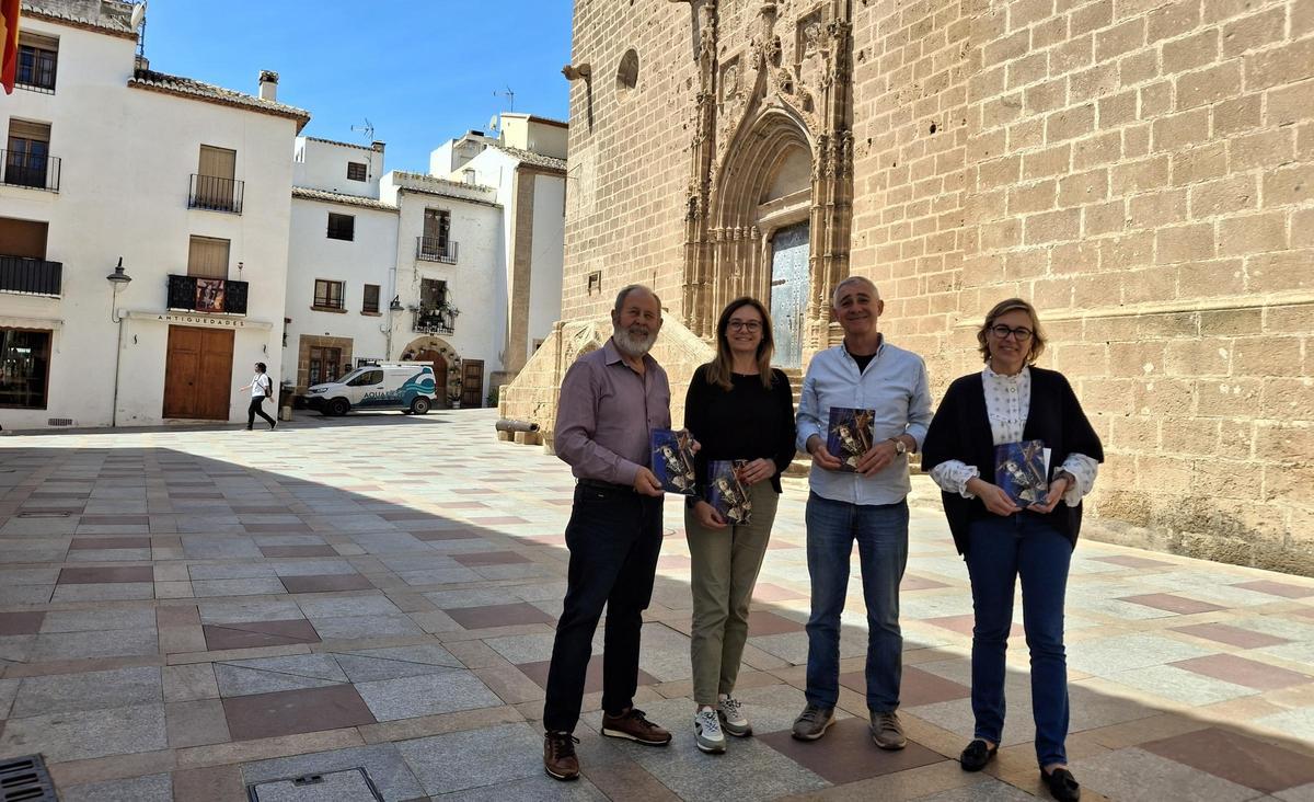 El presidente de la Cofradía del Nazareno, la concejala de Fiestas, Antonio Roselló y la alcaldesa, hoy, en la presentación de las fiestas