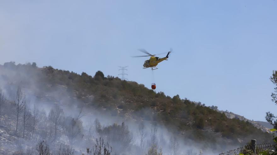 Los bomberos dan por estabilizado el incendio de Barxeta y confirman que su evolución es &quot;favorable&quot;