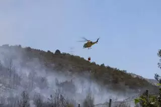 Así trabajan los bomberos movilizados en el incendio de Barxeta