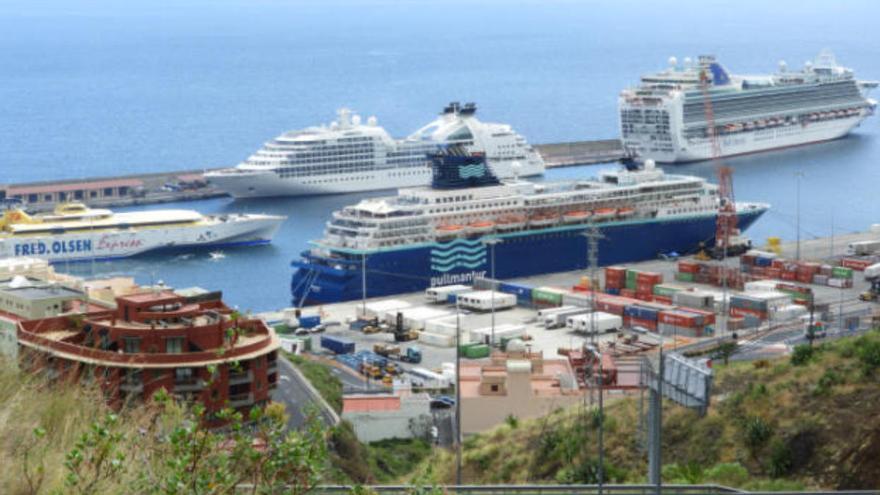 El puerto de Santa Cruz de Tenerife con varios cruceros atracados.