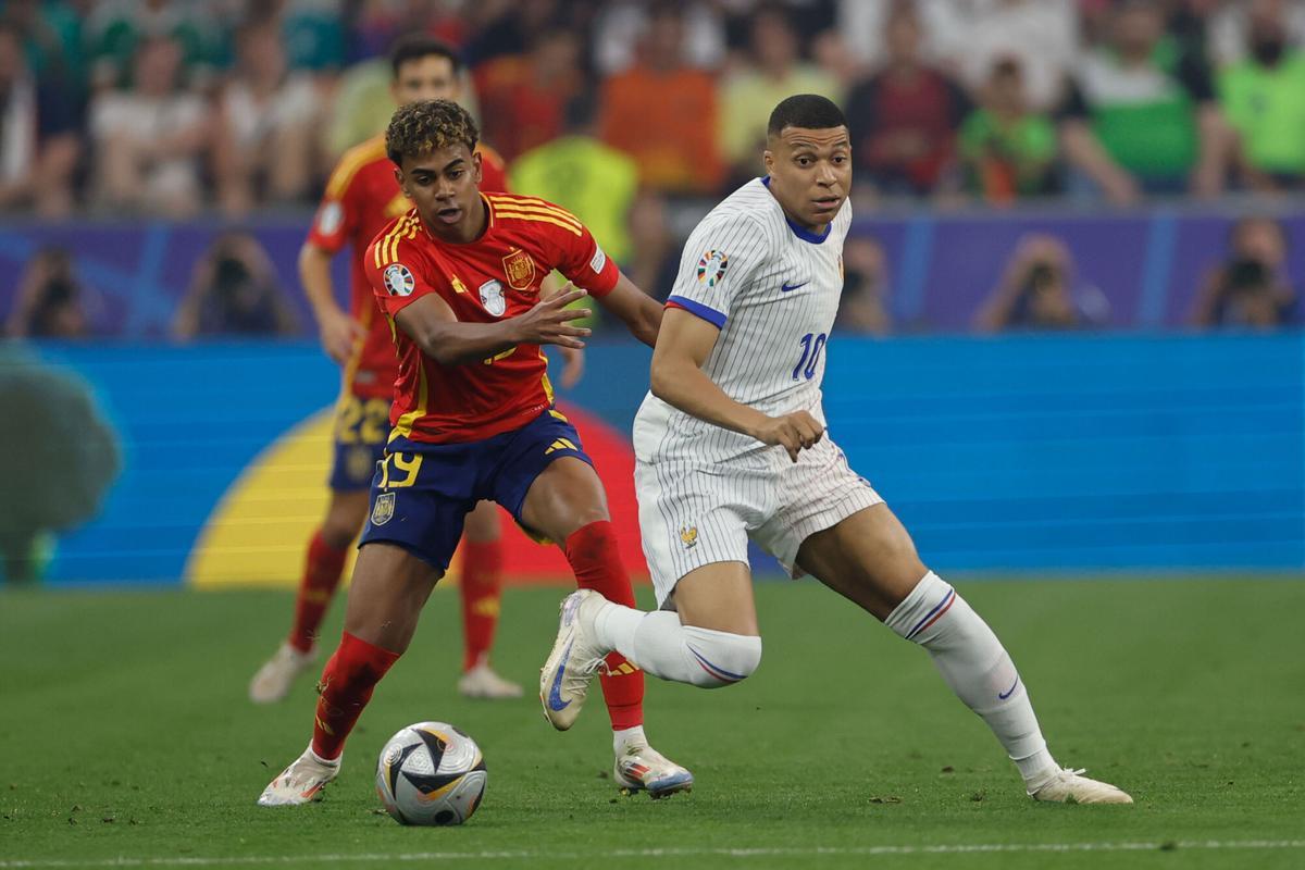 Lamine Yamal and Mbappé, in a match between Spain and France