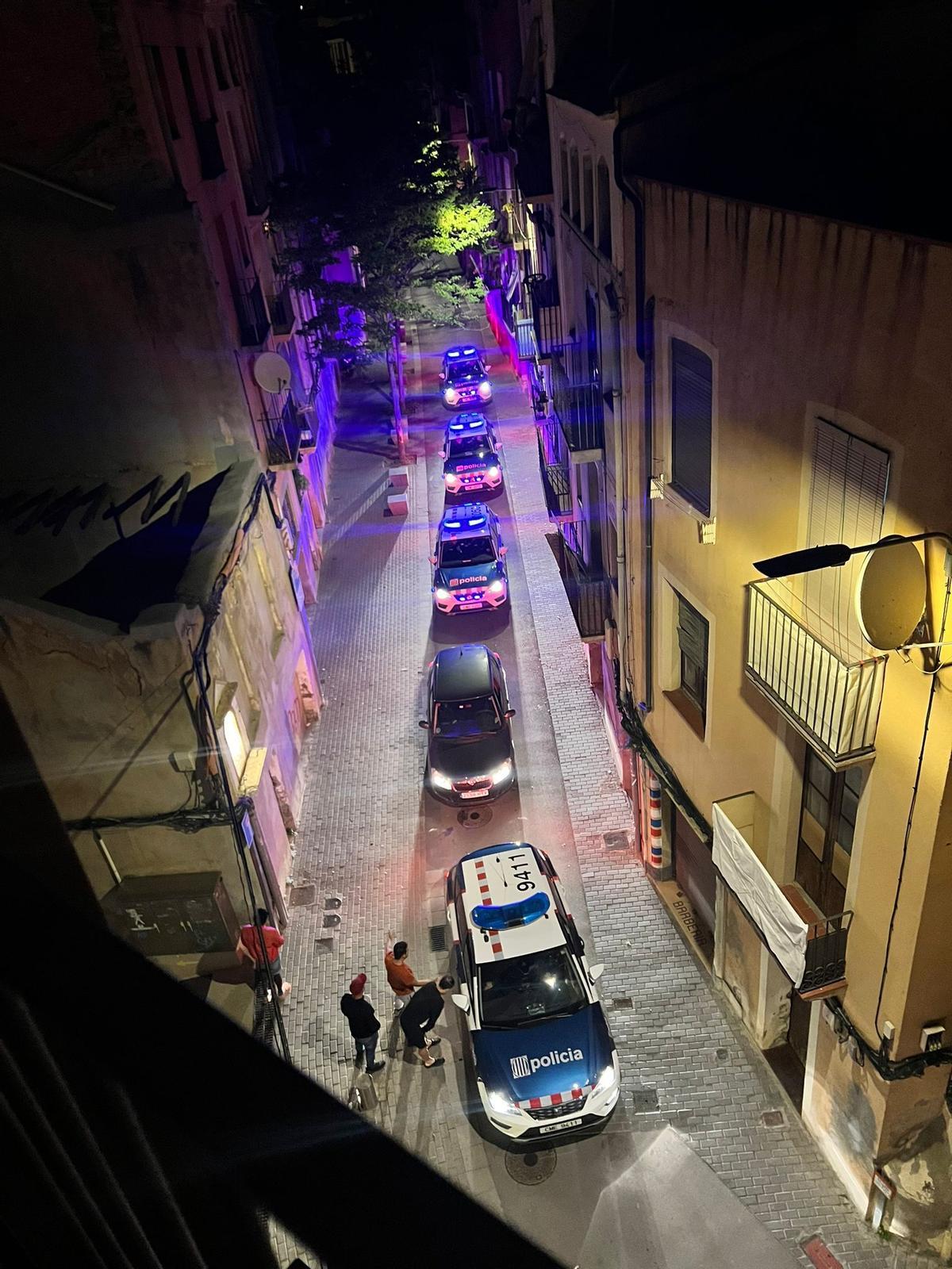 Cotxes de Mossos al barri de les Escodines