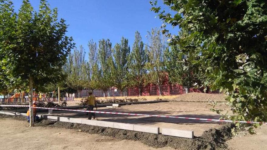 Operarios trabajan en la delimitación de la parcela en la que será construida la pista de skate-park.