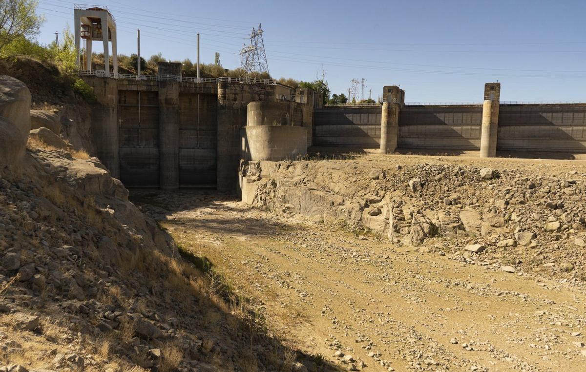 El embalse de Ricobayo, durante un episodio de sequía.  | JOSE LUIS FERNÁNDEZ