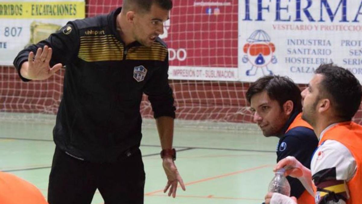 Chema Sánchez da instrucciones a sus jugadores. | At. Benavente