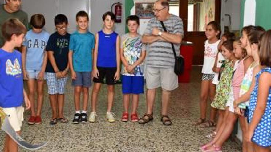 Los alumnos aprenden a ser cabo y a formar una filà.