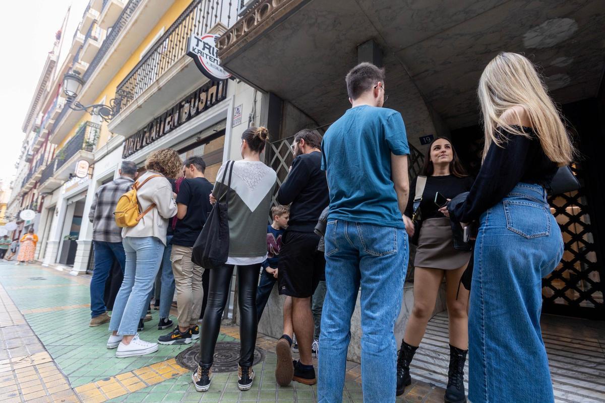 Colas para acceder a uno de los restaurantes de la calle Gerona.