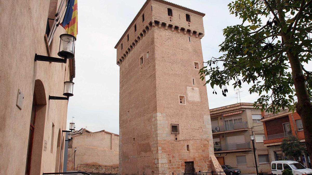 Torre Benavites junto al ayuntamiento.