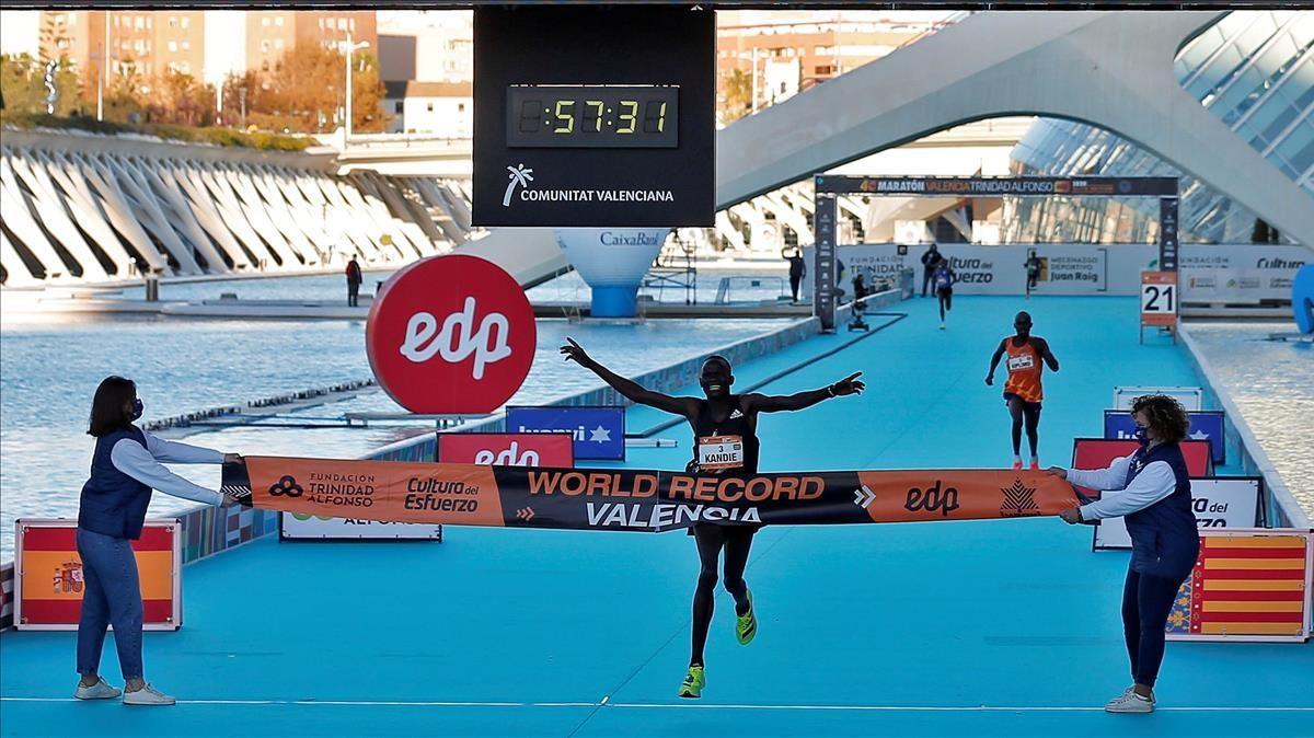 GRAFCVA221  VALENCIA  06 12 2020 - El atleta keniata Kibiwott Kandie destrozo el record del Mundo en la Medio Maraton de Valencia con un tiempo oficioso de 57 32 minutos  rebajando en casi medio minuto la plusmarca de su compatriota Geoffrey Kamworor (58 01) que ostentaba desde septiembre de 2019  EFE Manuel Bruque