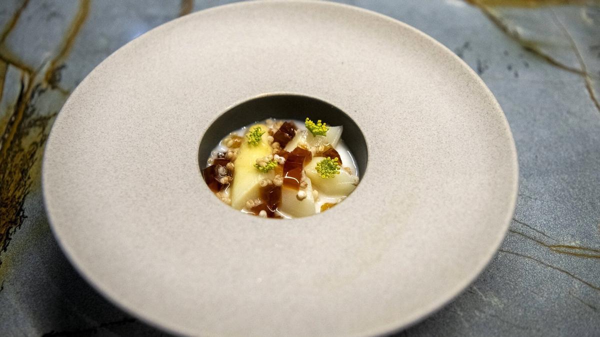 El espárrago con escabeche de 'miso' y cremoso de jamón de Imprevisto.