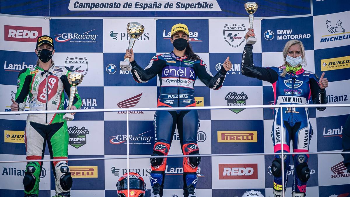 Andrea Sibaja, a la izquierda, en segundo lugar en el podio del Campeonato de España.