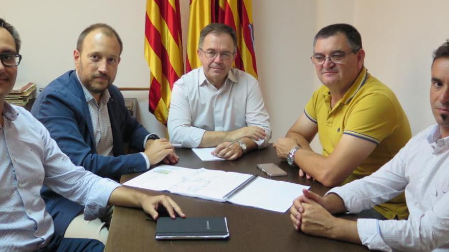 El alcalde de Sant Josep, Josep Marí Ribas, Agustinet, y el delegado Territorial de Redexis Gas en Baleares, Hernando Rayo, en la sede del Ayuntamiento.