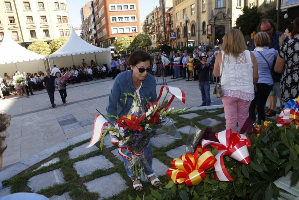 Ofrenda floral a Jovellanos en Gijón