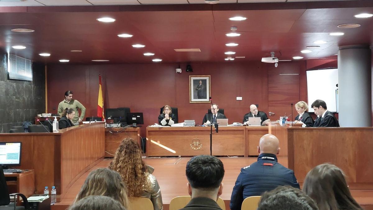 Los acusados durante la segunda jornada del juicio en Cáceres.