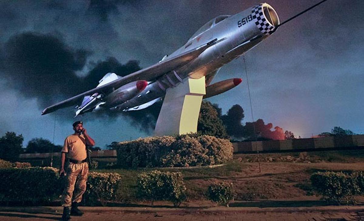 Un núvol de fum s’eleva des d’una base militar d’aviació a Karachi (Pakistan) que uns talibans han assaltat la nit de diumenge. Més d’una desena de persones ha mort durant els llargs enfrontaments que s’han mantingut.
