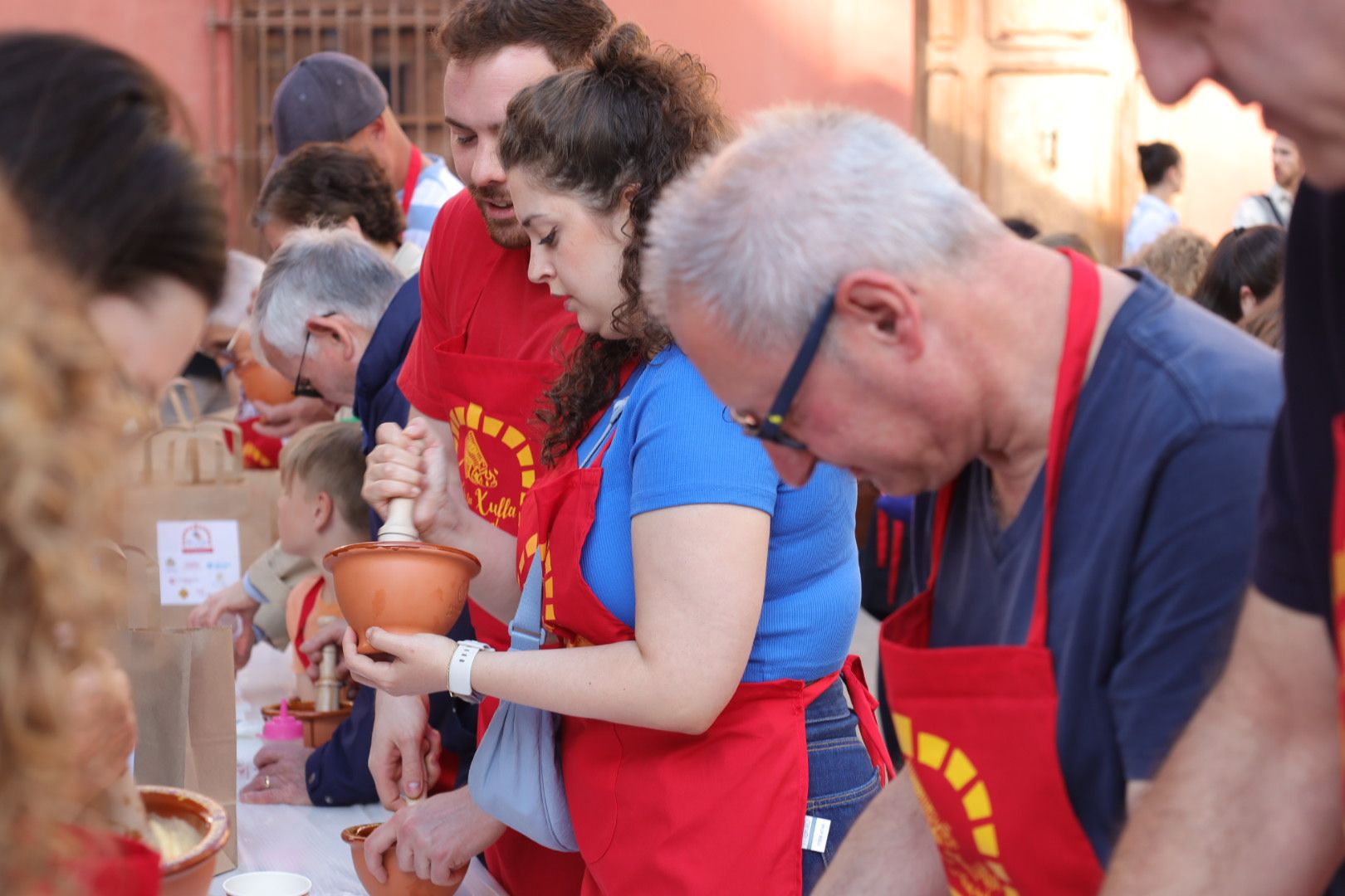 FOTOGALERÍA I Las imágenes de la Nit de la Xulla y del encuentro de elaboración de allioli de las fiestas de Vila-real