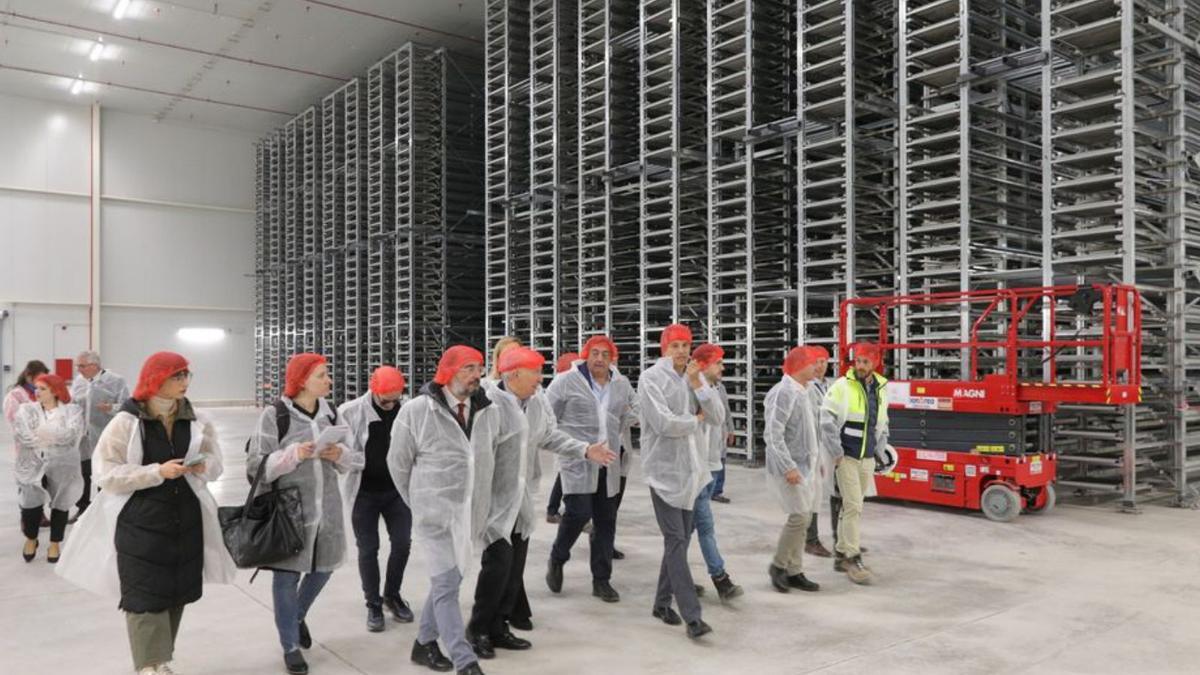 Las autoridades recorrieron la nave logística del complejo de BonÀrea. | SERVICIO ESPECIAL
