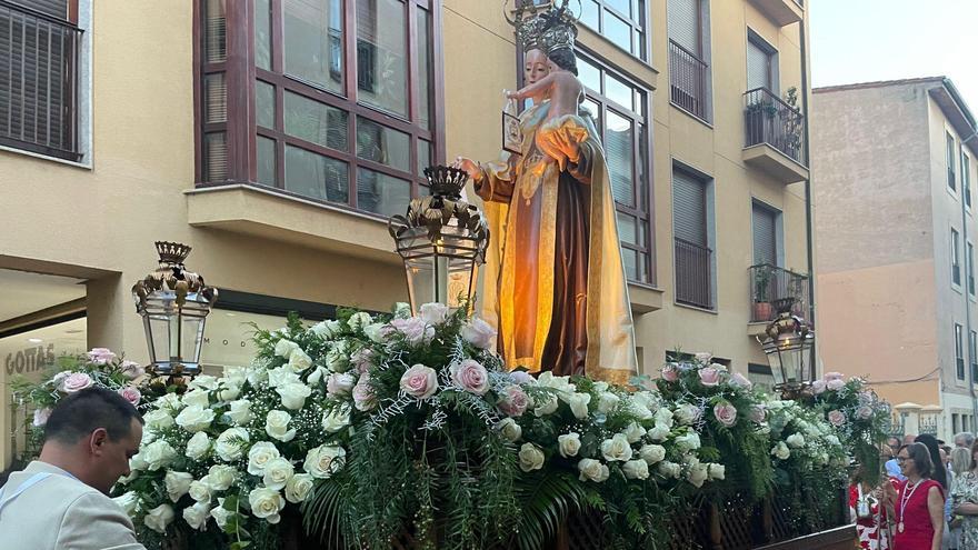 La Cofradía del Carmen de San Isidoro recorre el casco antiguo de Zamora