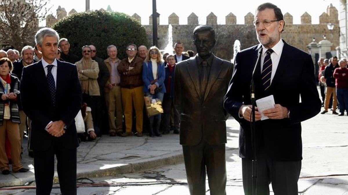 El presidente del Gobierno junto con el hijo de Adolfo Suárez y la estatua del expresidente del Gobierno, hoy en Ávila.