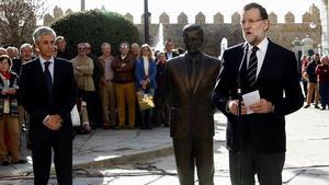 El president del Govern amb el fill d’Adolfo Suárez i l’estàtua de l’expresident del Govern, avui a Àvila.