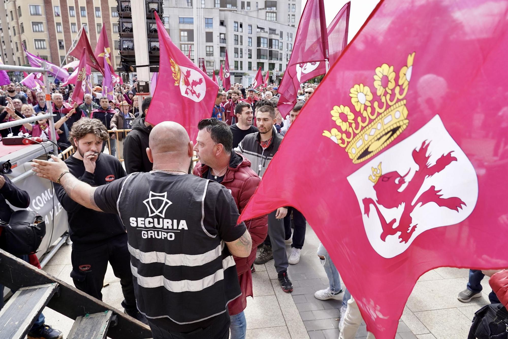 GALERÍA: Así han sido las protestas en León que han obligado a suspender los actos por el Día de la Comunidad