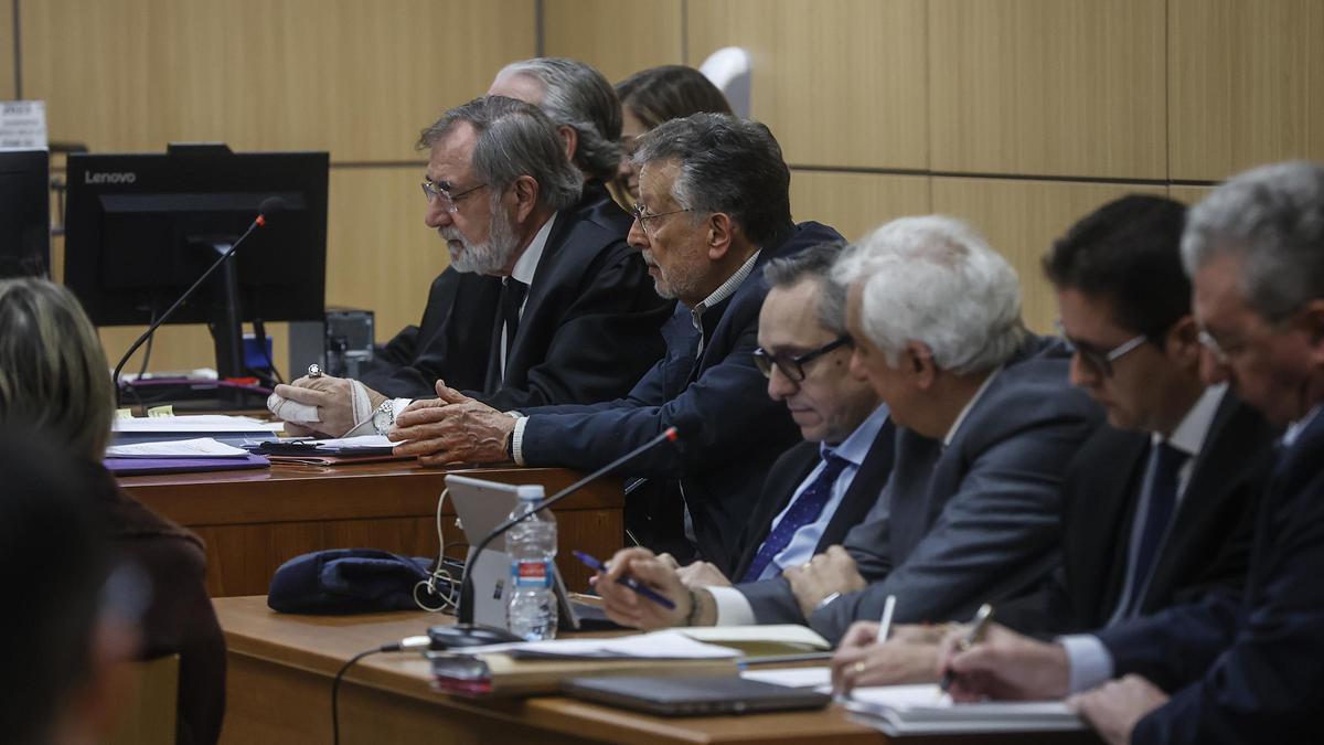 Alfonso Grau, en el centro, junto a su abogado, Jesús Bonet, y el resto de acusados y letrados.
