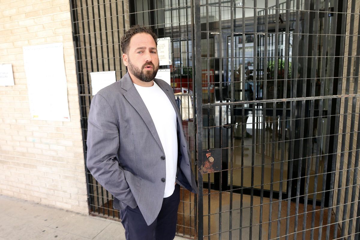 Pablo Martínez, abogado de los dos hermanos, este lunes en los juzgados de Molina de Segura.