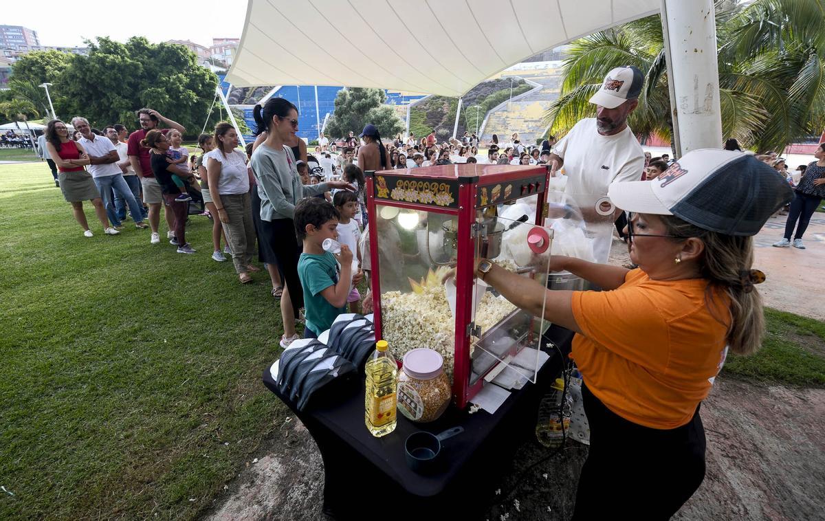 Fila para el puesto de palomitas gratis que el Consistorio reparte en cada proyección.