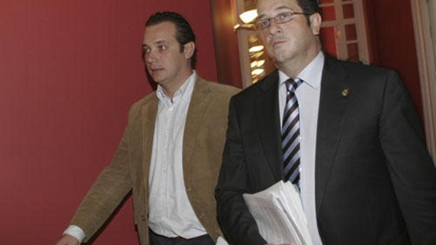 El concejal de Hacienda, José Cabezos (dcha.) y el portavoz municipal Joaquín Segado, ayer, antes de la rueda de prensa