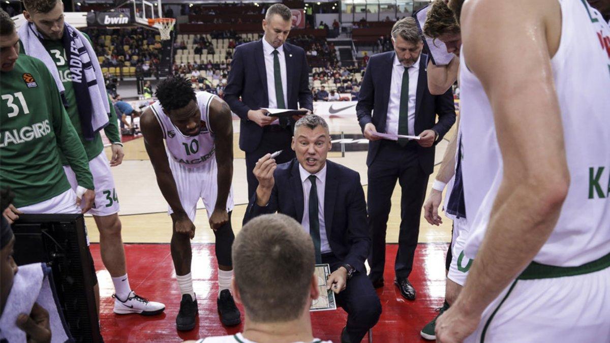 Maskoliunas y Masiulis, flanqueando a Jasikevicius en un tiempo muerto durante la etapa en el Zalgiris