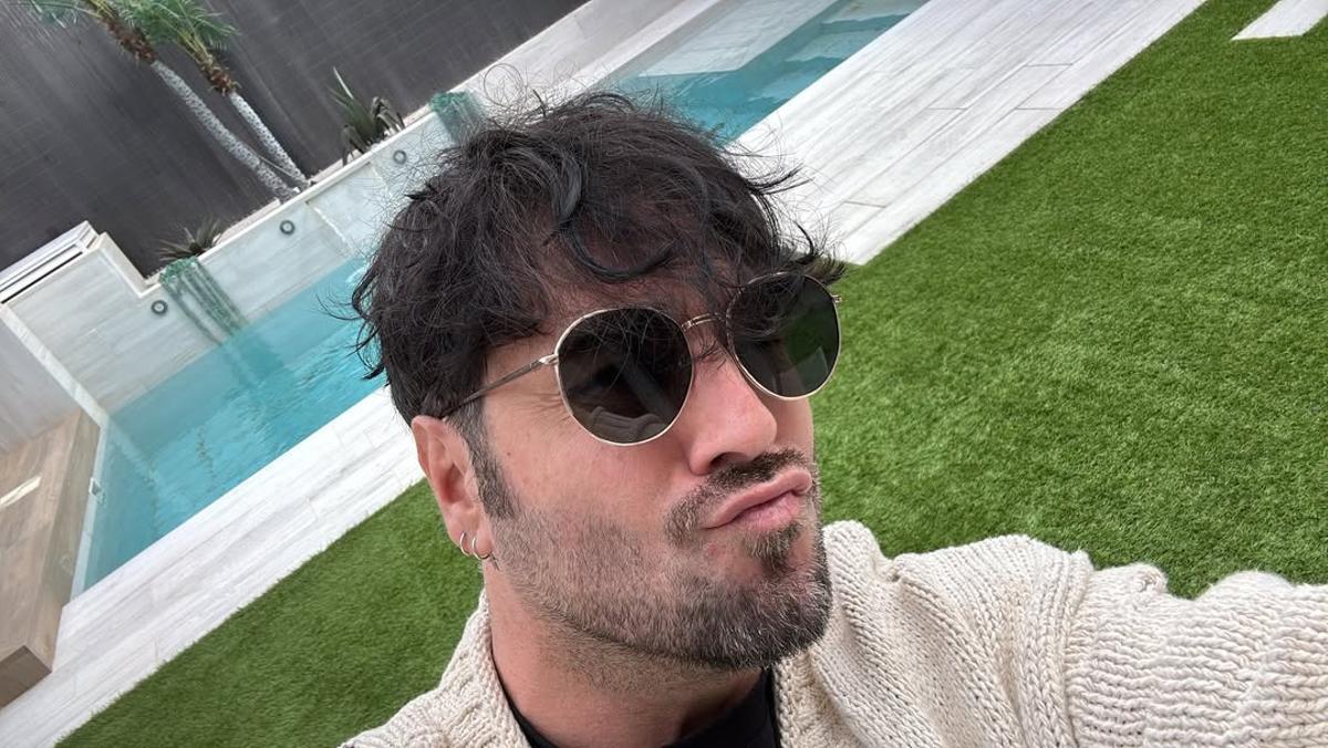 El chalet del cantante en Boadilla del Monte cuenta con una lujosa piscina exterior