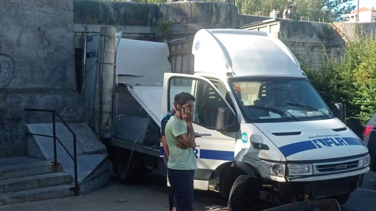 Un pequeño camión de reparto, tras quedar encajonado en uno de los arcos del puente de San Marcos, en León.