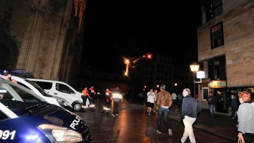 Coches de la Policía, anoche, en los aledaños de la plaza de la Catedral.