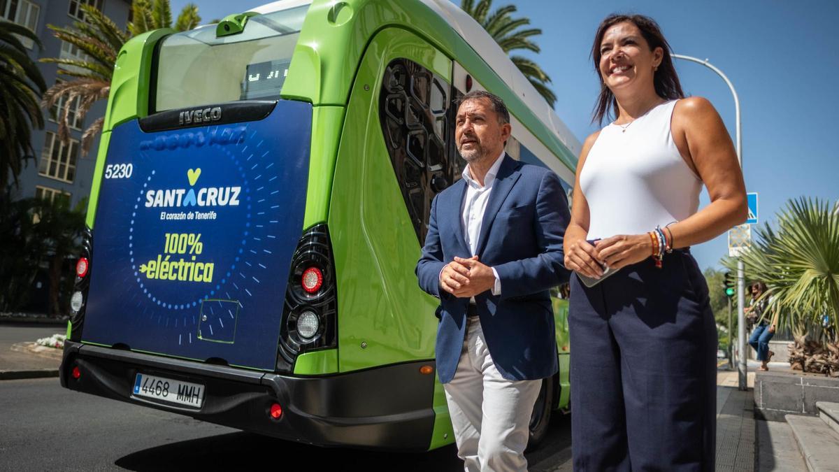 El alcalde de Santa Cruz y la edil de Movilidad junto a una de las guaguas eléctricas adquiridas en su momento.