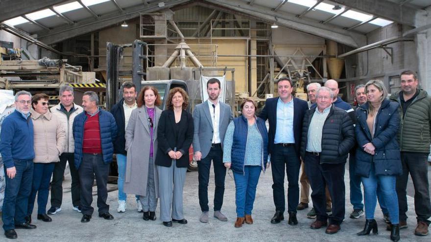 Formoso defiende la importancia del cooperativismo en su visita a las instalaciones de El Plantel, en Paderne