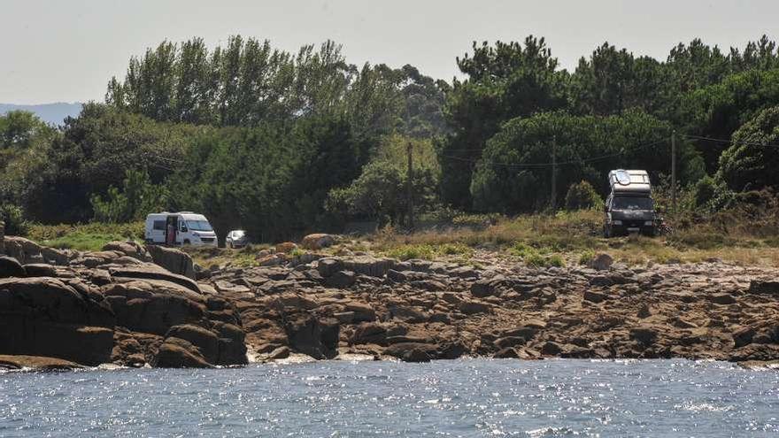 Dos autocaravanas estacionadas en el litoral de A Illa de Arousa. // Iñaki Abella