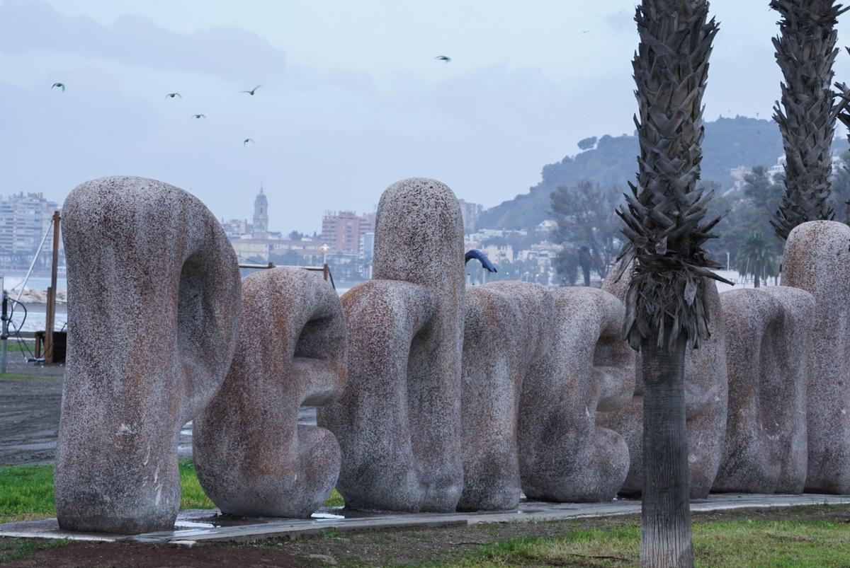 Las letras se han descubierto este viernes y se suman a las ya existentes en otros puntos del litoral de Málaga.