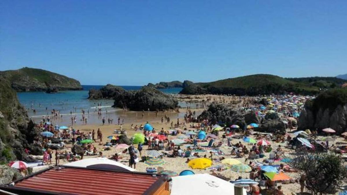 La playa de Borizu, en la localidad de Celoriu (Llanes), en pleno mes de agosto
