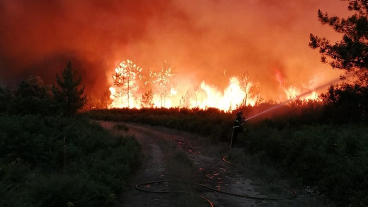 Los bomberos trabajan para apagar el incendio en la Sierra de la Culebra