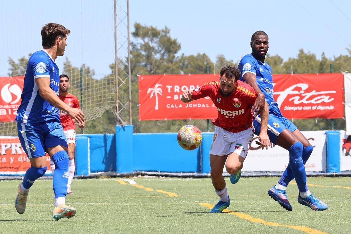 Imágenes del empate de la SD Ibiza ante el CE Andratx por 2-2 en Sant Rafel