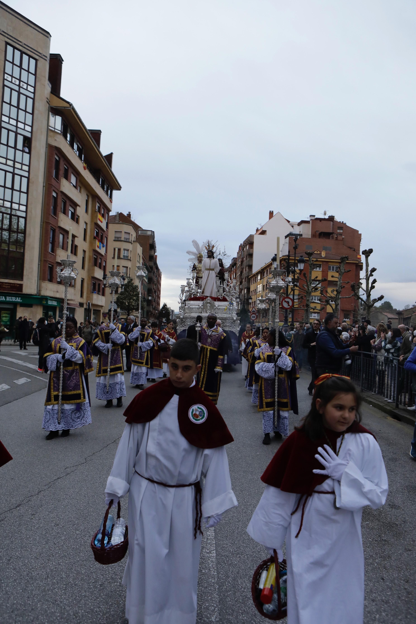 Los Estudiantes llevan al Señor de la Sentencia desde el cielo al Paraíso