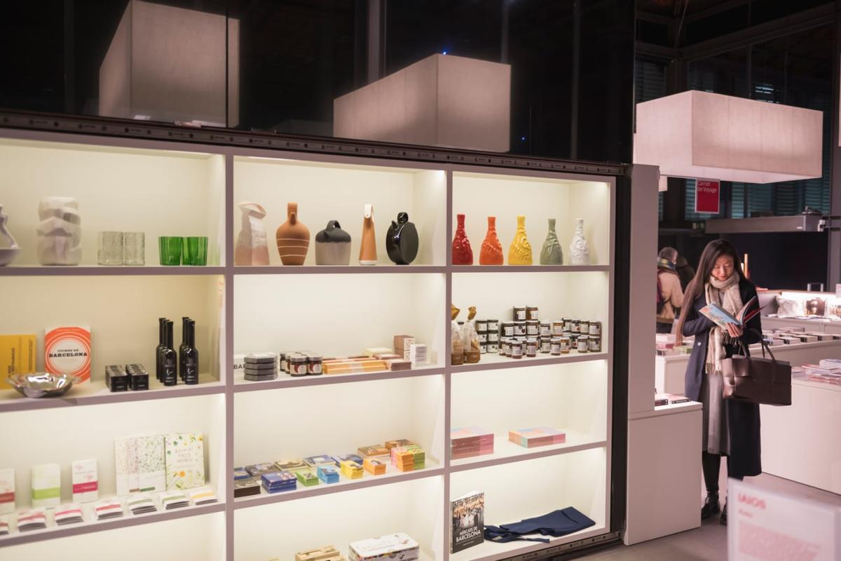 Interior de la tienda-librería 'Ve de Barcelona' en el Born