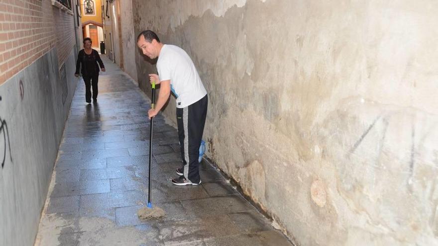 El Callejón de la Virgencica es una de las zonas donde más suciedad se acumula.