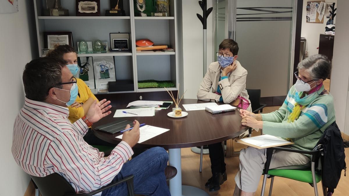 El concejal Julio Oca con las representantes del voluntariado medioambiental local, Nathalie Algisi y Luisa Álvarez.