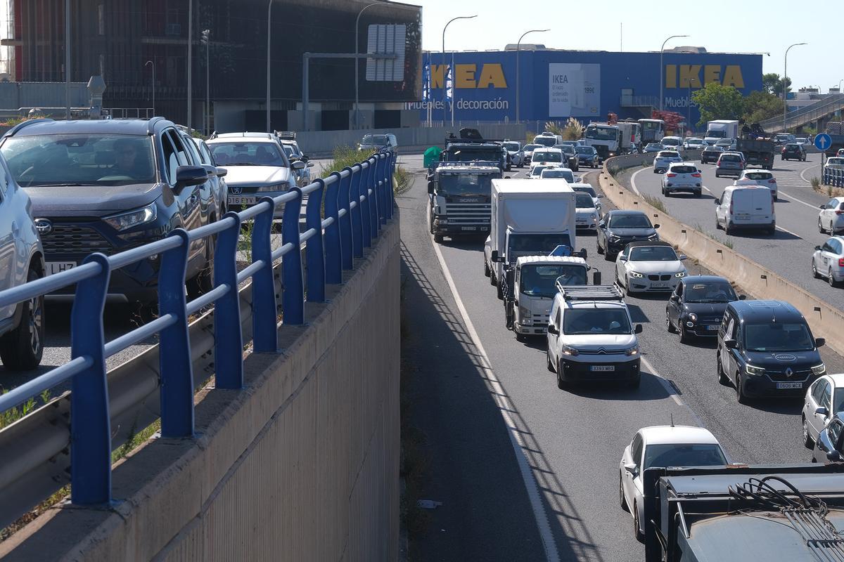 FOTOS: Monumental atasco en la Vía de Cintura de Palma por el vuelco de un coche FOTOS: Monumental atasco en la Vía de Cintura de Palma por el vuelco de un coche