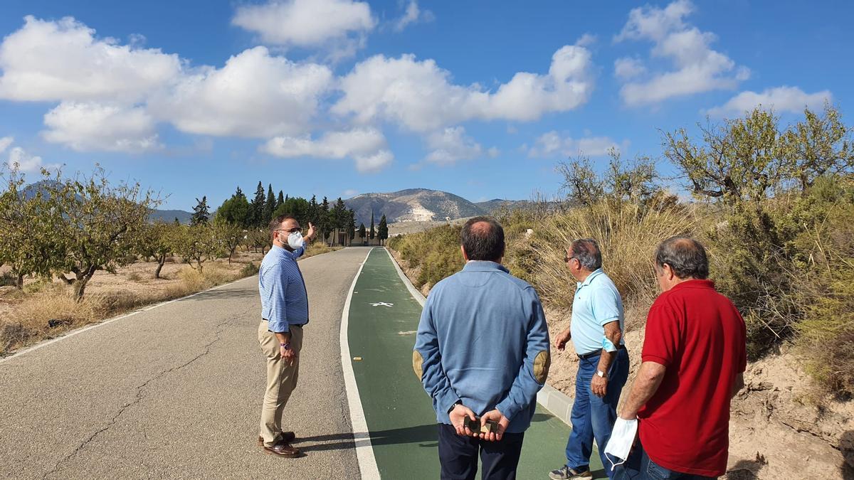 El alcalde supervisa la vía verde de Zarcilla junto a los vecinos.