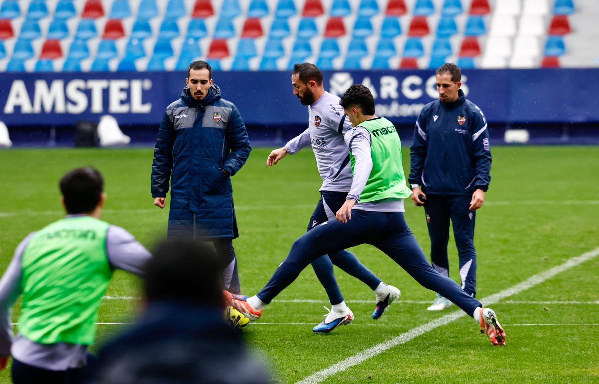 Entrenamiento a puertas abiertas del Levante UD